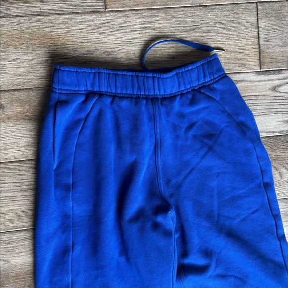 Lululemon Scuba Mid-Rise Oversized Jogger
Regular XS Royal Blue/Riverside Color - Picture 10 of 16